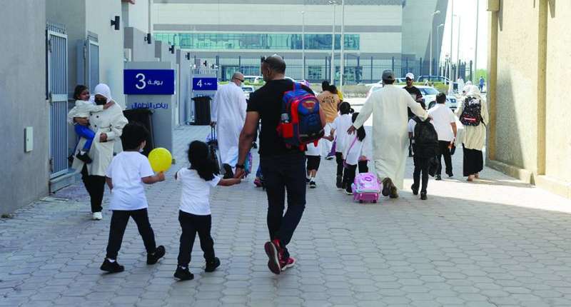 خروج الأطفال من إحدى المدارس
