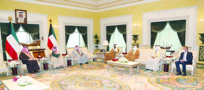 
نائب الأمير مطالعاً رسالة خادم الحرمين في 15 مارس
