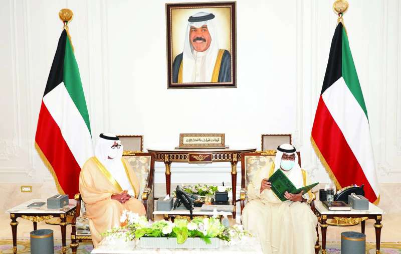 
ولي العهد متسلماً رسالة محمد بن سلمان في 25 أغسطس
