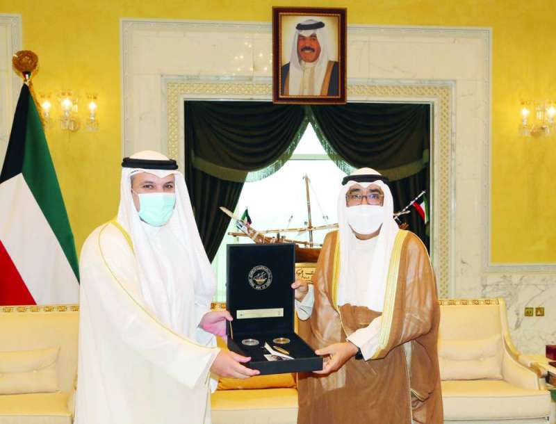 
ولي العهد متسلّماً المسكوكة في 24 مايو
