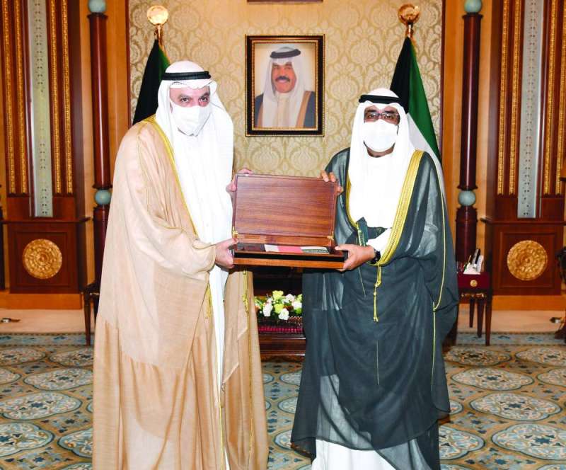 
ولي العهد متسلّماً من الشايع «تقرير المواطن 2020» في 7 أبريل
