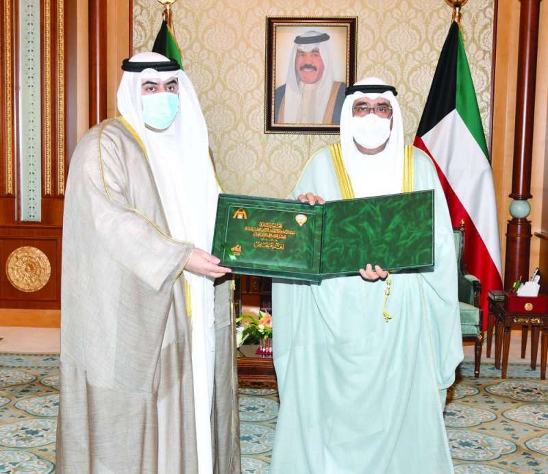 
ولي العهد يتسلّم من رئيس المجلس البلدي إحصائية دور الانعقاد الثاني للمجلس في 20 أبريل
