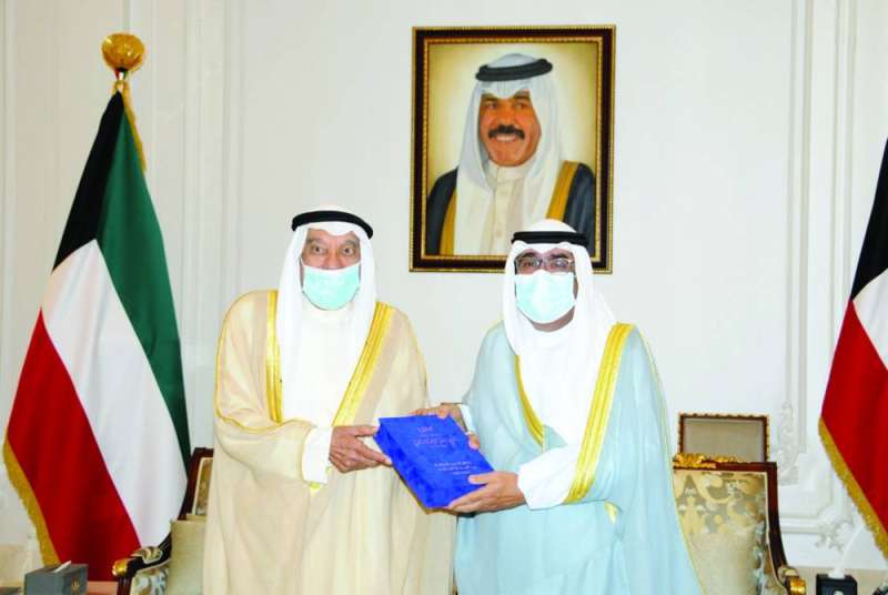 ولي العهد متسلماً كتاب عبدالله بشارة في 27 يوليو