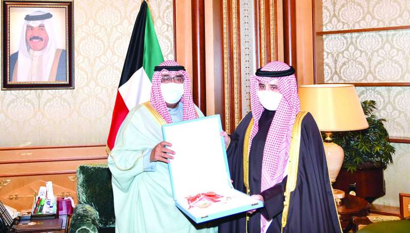 الناصر مقدماً الوسام لولي العهد في 6 يناير 