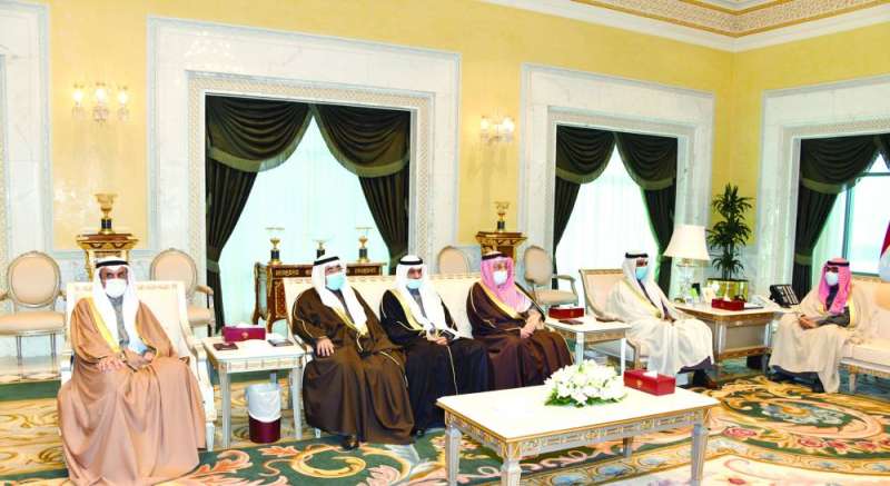 
ولي العهد لدى لقائه الياسين وبن ناجي والمستشارين في 10 يناير