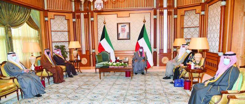 ولي العهد خلال استقباله الوزراء السابقين في 23 ديسمبر