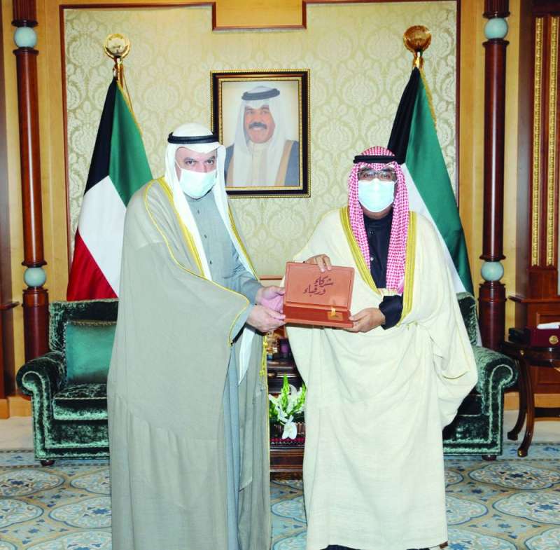 ولي العهد متسلماً تقرير ديوان المحاسبة في 30 ديسمبر