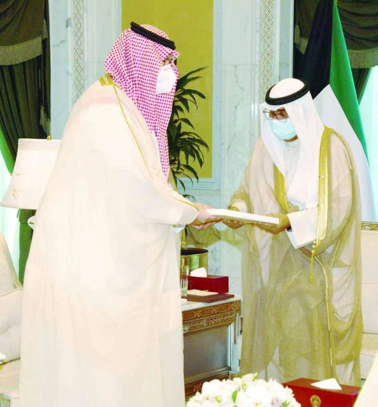 
ولي العهد متسلّماً رسالة ولي العهد السعودي في 11 أكتوبر
