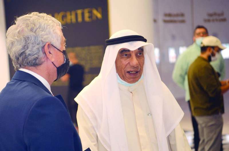 عبدالله بشارة خلال حضوره افتتاح المعرض
