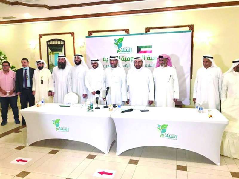 نبيل العون متوسطاً أعضاء مجلس الإدارة