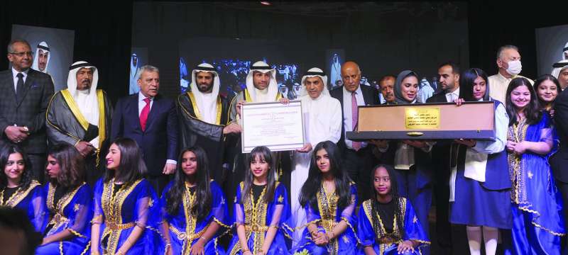 
رئيس مجلس الأمة خلال تكريمه
