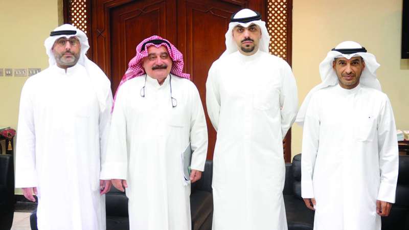 الحمود متوسطاً عدداً من أعضاء هيئة التدريس بالجامعة	 (تصوير سعود سالم)
