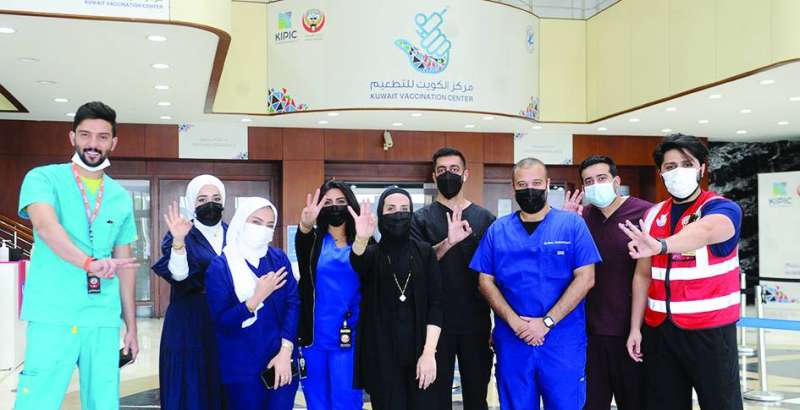 الكوادر الطبية في أرض المعارض تواصل إعطاء الجرعة الثالثة من اللقاح للفئات المحددة 	(تصوير سعود سالم)
