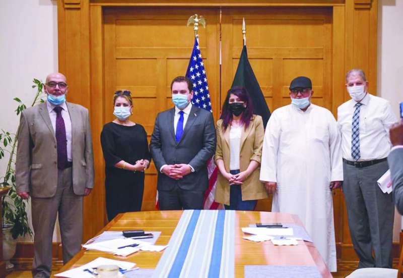 المسؤول الأميركي مع ممثلي وسائل الإعلام الكويتية 	(تصوير سعود سالم)
