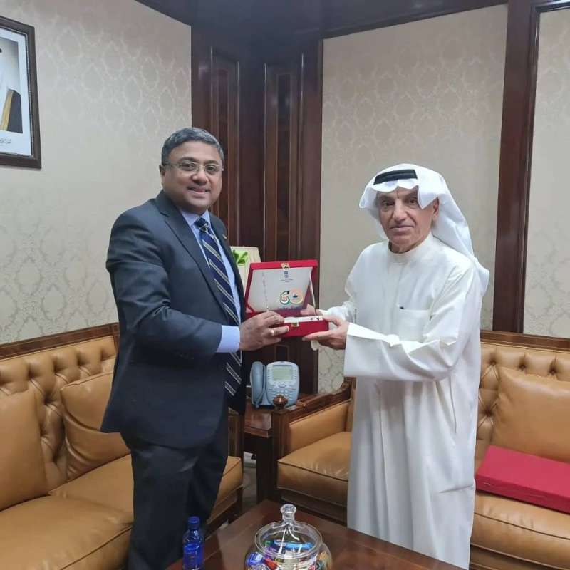 السفير الهندي والمستشار في الديوان الأميري محمد عبدالله أبو الحسن