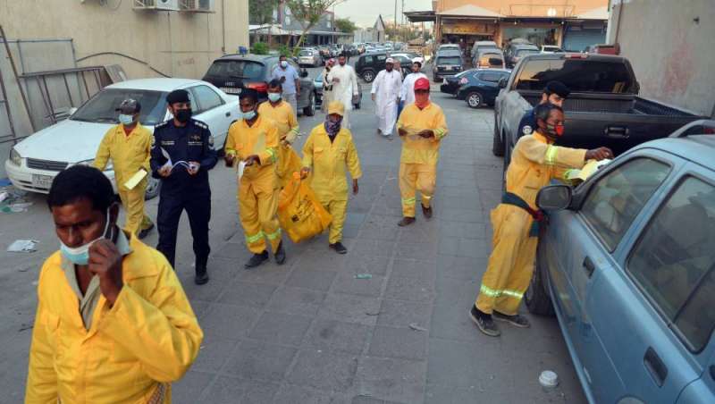 ضابط وفرق البلدية خلال الحملة 