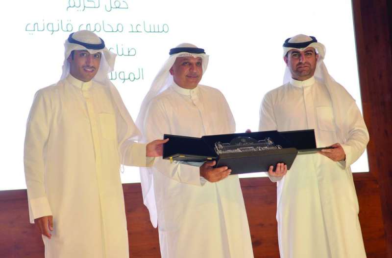 الربيع مكرماً عضو جمعية المحامين خالد السويفان 	(تصوير نايف العقلة)
