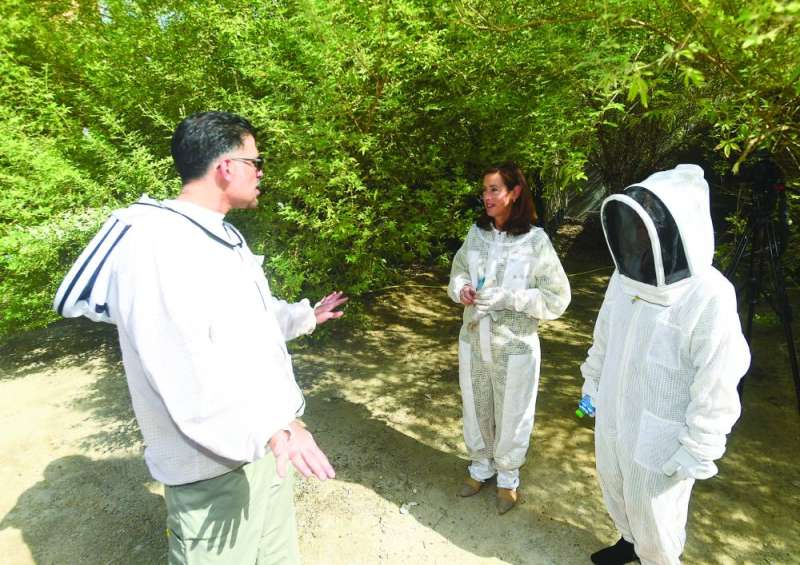 العيسى وهيلاري خلال جولتهما في المنحلة	 (تصوير أسعد عبدالله)
