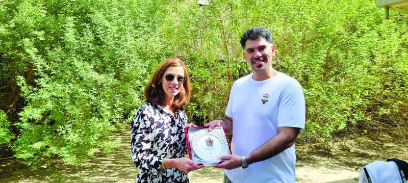 هدية تذكارية من هيلاري إلى العيسى