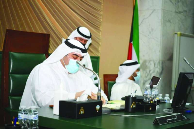 أسامة العتيبي مترئساً الجلسة	 (تصوير سعود سالم) 