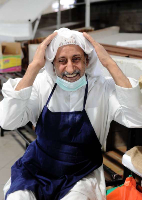 فرحة مقيم بإلغاء القرار (تصوير سعود سالم)