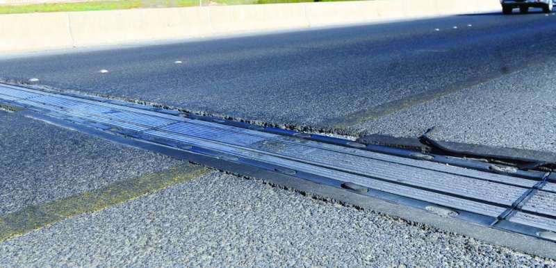 أحد فواصل الجسور المتهالكة (تصوير سعود سالم)