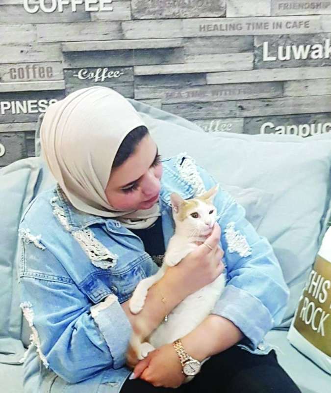 الشويع محتضنة القط
