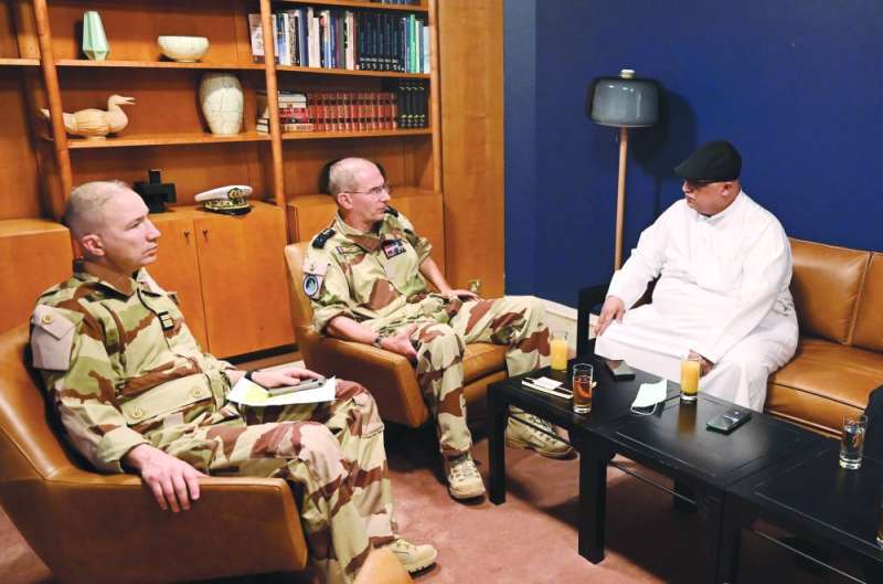 
فاياراد متحدثاً للزميل خالد الشرقاوي بحضور أحد مساعديه
