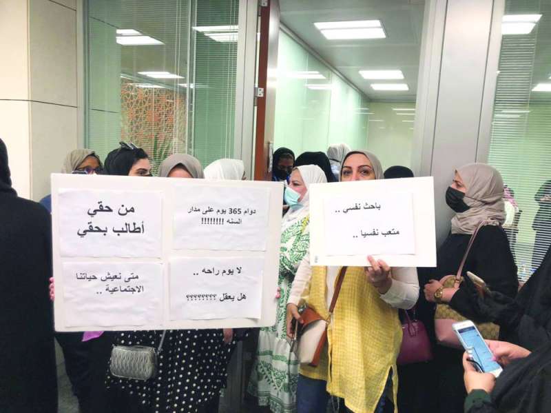 
لافتات بمطالب المعتصمات
