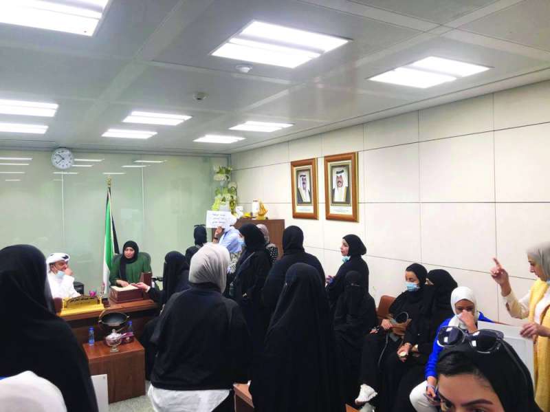 
المعتصمات مع مدير مكتب الوزير
