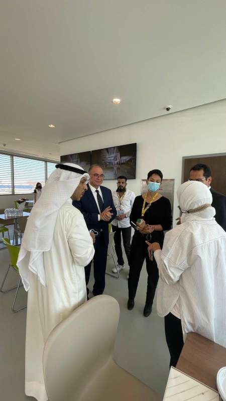 جامعة الكويت تتسلم مركز المعلومات ومحطة النقل بمدينة صباح السالم الجامعية