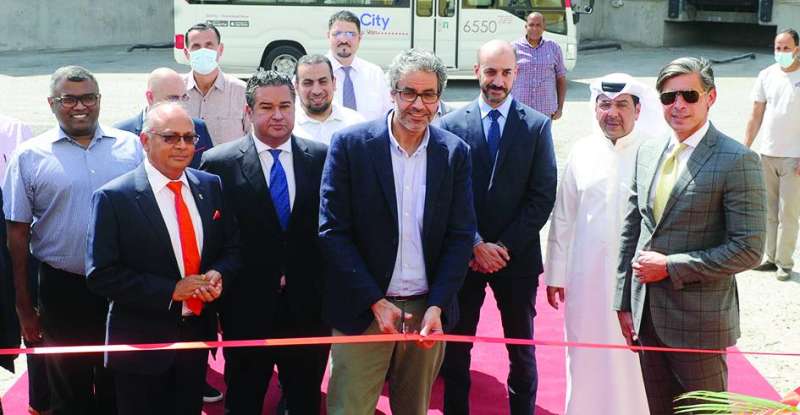 قص شريط الافتتاح 	(تصوير سعود سالم)
