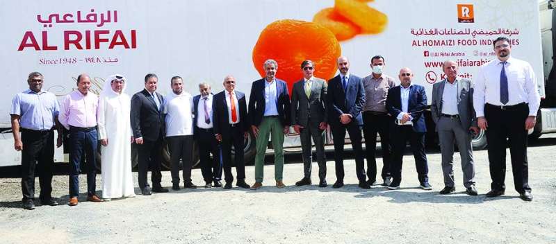 فريق الشركتين في لقطة جماعية
