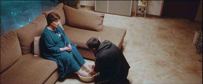 
عبدالله بوشهري يقوم بغسل قدمي والدته
