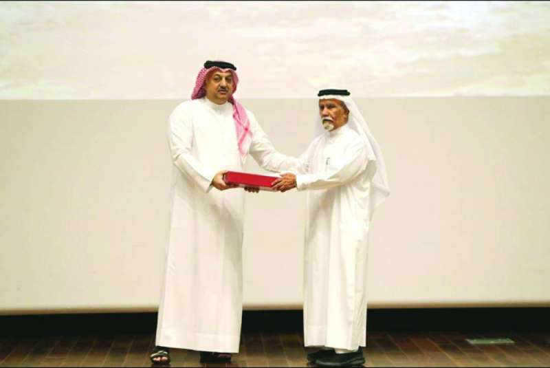 تكريم أحد الجنود
