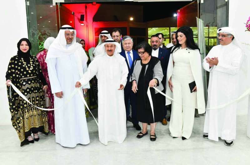 قص شريط الافتتاح
