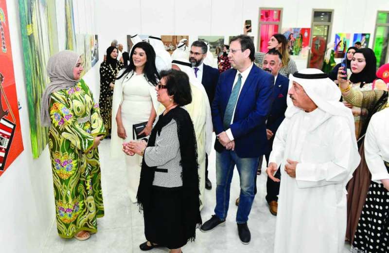 أسرة إبراهيم الشطي في جولة بالمعرض