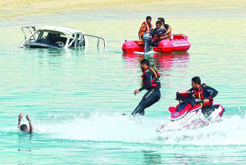 جانب من عرض الإطفاء البحري في عملية إنقاذ (تصوير أسعد عبدالله)
