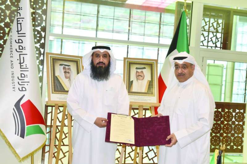 
السلمان والعتل عقب توقيع الاتفاقية
