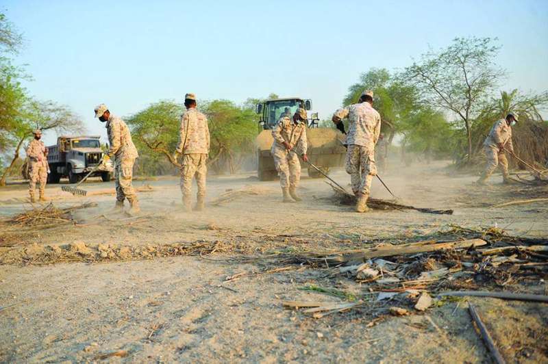 
أفراد من الجيش خلال تنظيف أرض المشروع	 
