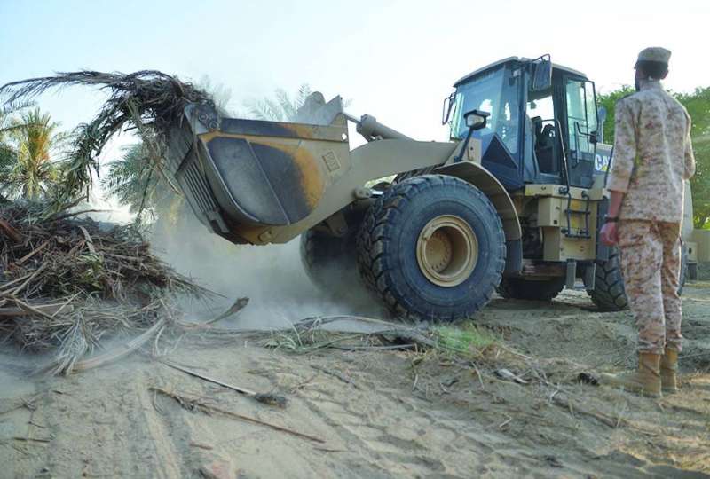 
إحدى آليات الجيش خلال رفع النفايات المجمعة من المشروع
