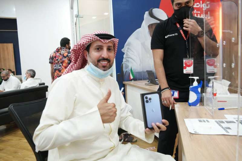 أول عميل يحصل على الهاتف الجديد 