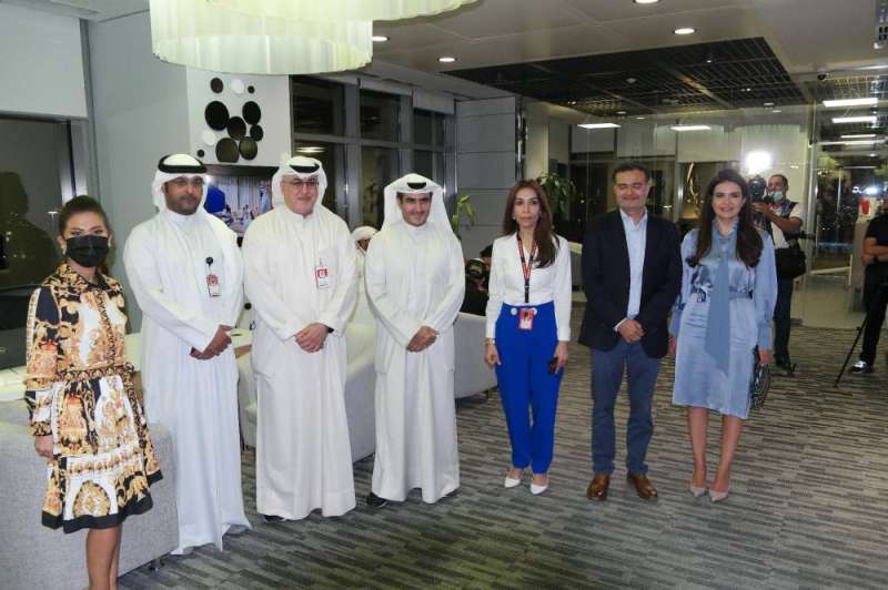 من اليمين ديما شعث وتابان تريباثي وسندس الشطي وعبدالعزيز البابطين وعيسى الموسى وثامر الطاحوس وفاطمة دشتي 