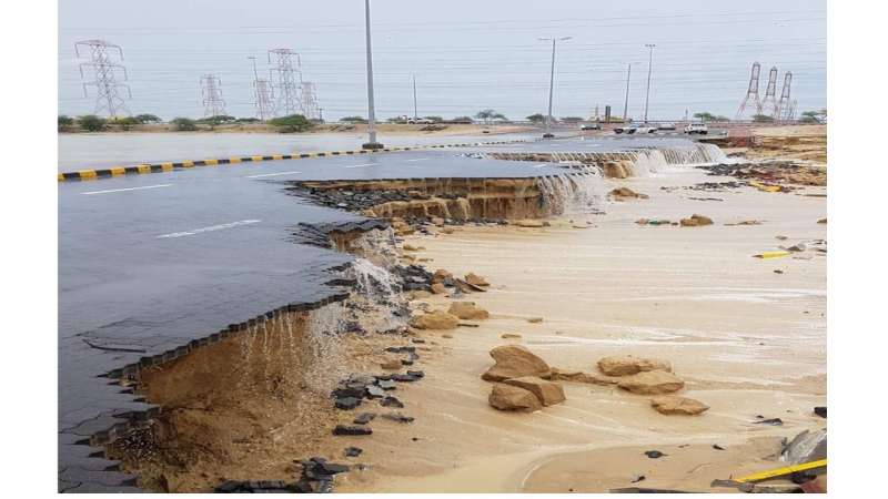  أضرار ومخاطر السيول على الطرق بالكويت
 