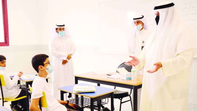 المضف متفقداً أحد فصول مدرسة عبدالرحمن العوضي الإبتدائية