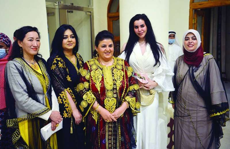 الشيخة هالة البدر مع الشيخة انتصار جابر الأحمد وعدد من المدعوات