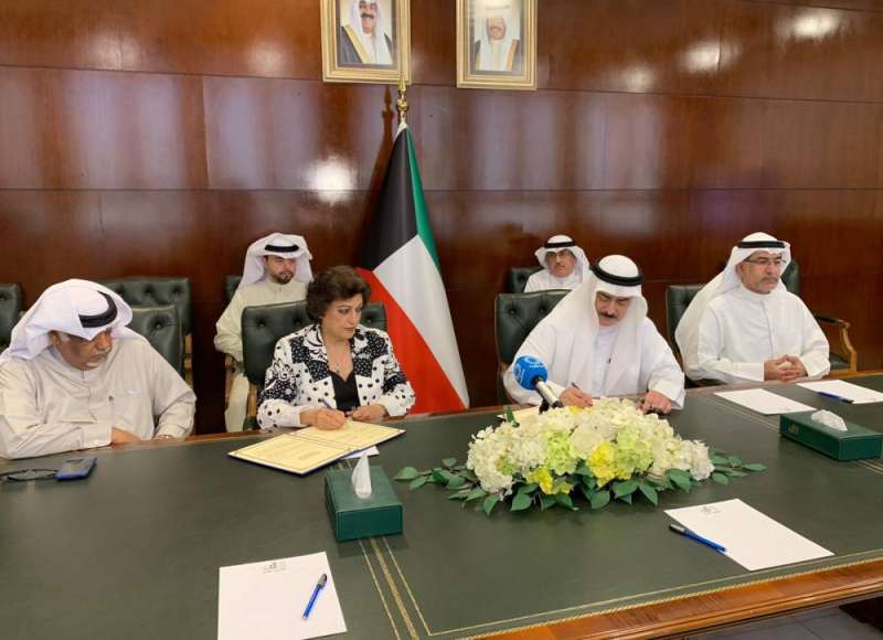 .. ووقع مع الجمعية الكويتية لفنون التصوير