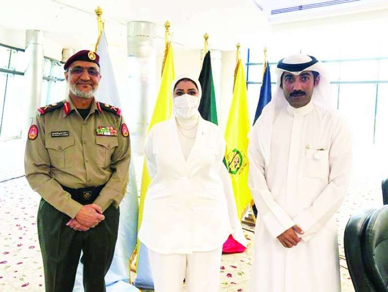 اللواء خالد الكندري والممرضة مريم الكندري مع الزميل نايف كريم