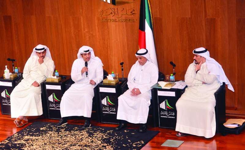 عبدالرحمن المطيري يتحدث متوسطاً المشاركين في المؤتمر