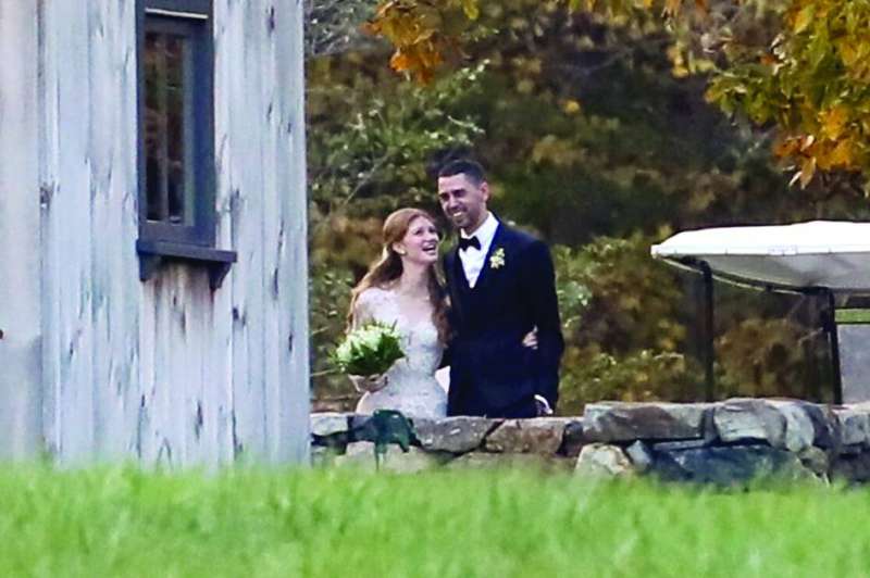 
العروسان في حفل زواجهما الأسطوري الذي أحيط بالسرية
